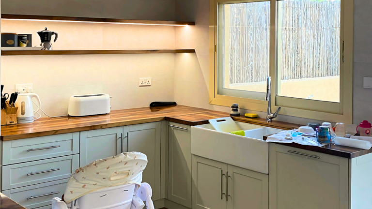 Modern kitchens by Al Malek Carpentry in Ras Al Khaimah
