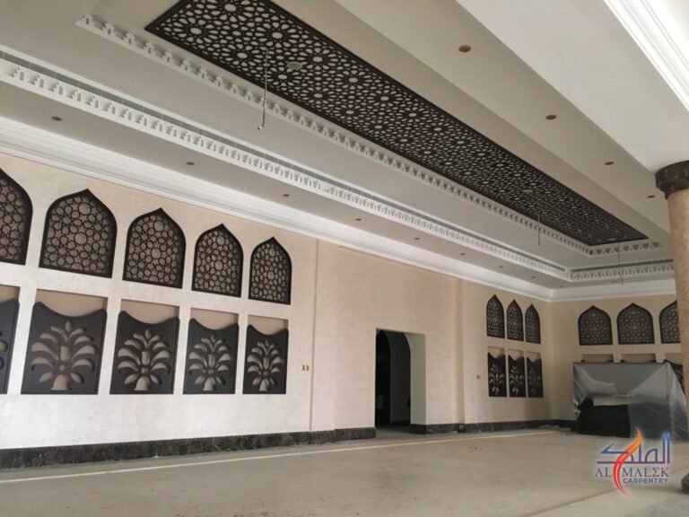 صالة بجدران جالي مقوّسة وألواح زخرفية في السقف - منجرة الملك