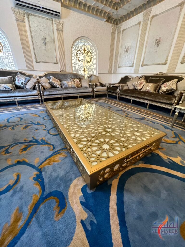 طاولة مجلس منخفضة بجوانب جالي هندسية ذهبية - منجرة الملك