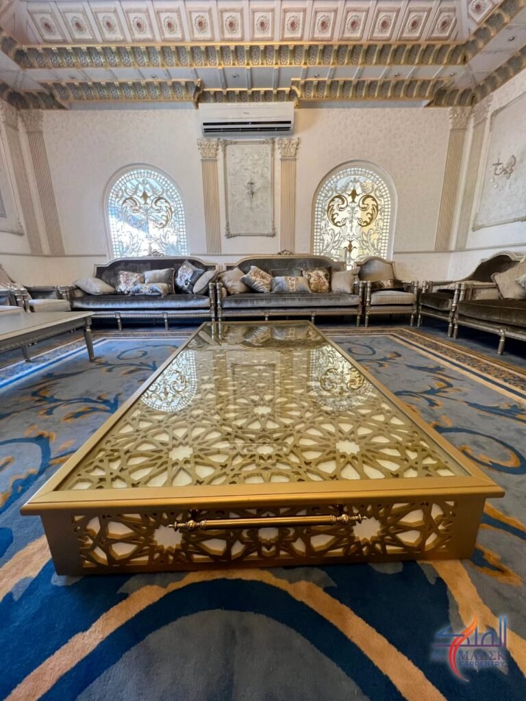 طاولة مجلس ذهبية بألواح جالي هندسية تحت الزجاج - منجرة الملك