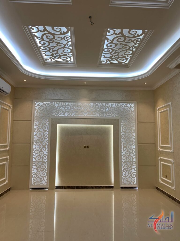 سقف جالي أبيض بزخارف ملتفة وإضاءة خلفية مع قوس مطابق - منجرة الملك