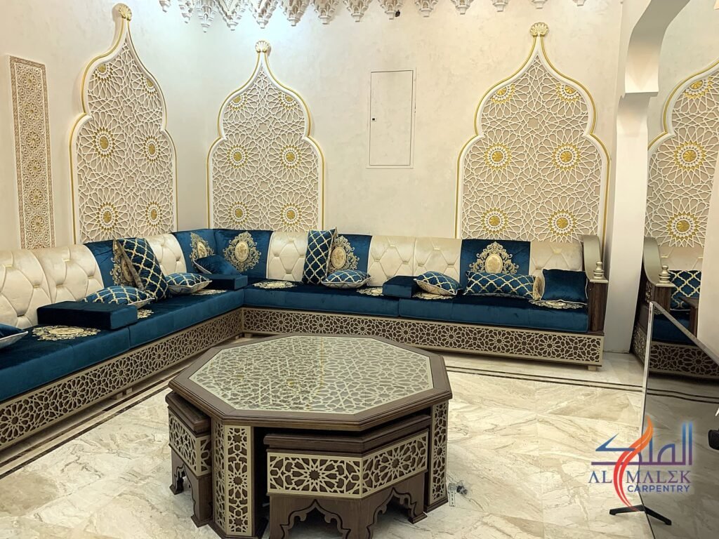 مجلس عربي بجلسات باللون الفيروزي وقواعد جالي محفورة وطاولات مثمنة، من تنفيذ منجرة الملك
